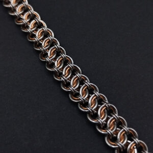 Handgefertigtes Edelstahl-Bronze-Armband mit kunstvoll verflochtenem Design.