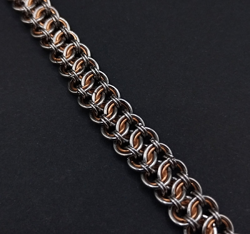 Handgefertigtes Edelstahl-Bronze-Armband mit kunstvoll verflochtenem Design.