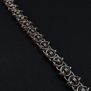 Odins Eye Armband aus Edelstahl, handgefertigtes Kettenmuster, inspiriert von nordischer Mythologie, symbolisiert Weisheit und Stärke