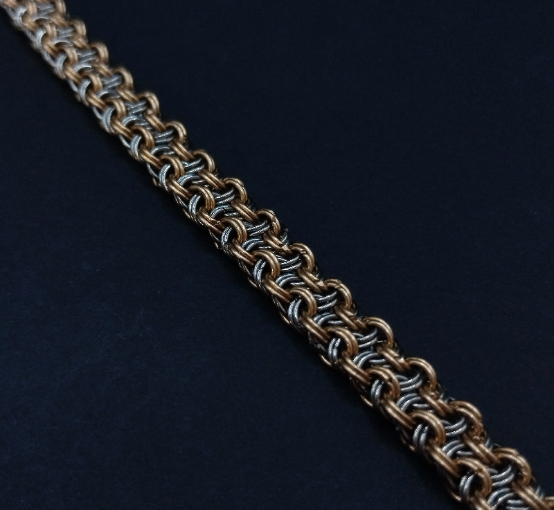 Zweifarbiges Kinged Vipera Berus Armband aus Edelstahl und Bronze, handgefertigt mit markantem, verschlungenem Muster.