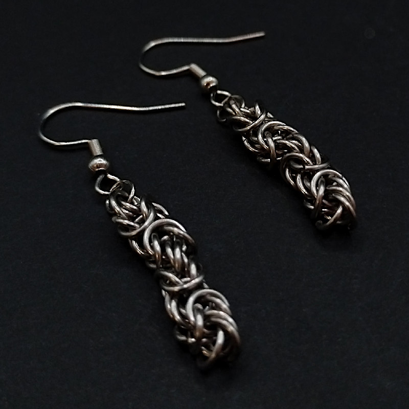 Minimalistische Edelstahl Ohrringe, handgefertigt und hautfreundlich für empfindliche Haut.