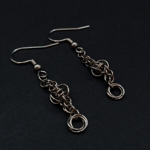 Minimalistische Edelstahl Ohrringe, handgefertigt und hautfreundlich für empfindliche Haut.