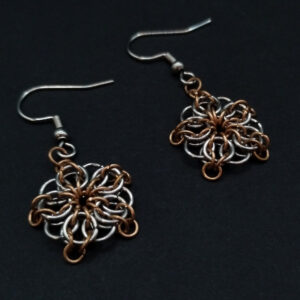 Zweifarbige Edelstahl-Bronze Ohrringe mit polierter Oberfläche und warmen Bronzeakzenten