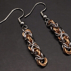 Zweifarbige Edelstahl-Bronze Ohrringe mit polierter Oberfläche und warmen Bronzeakzenten