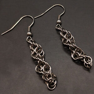 Minimalistische Edelstahl Ohrringe, handgefertigt und hautfreundlich für empfindliche Haut.