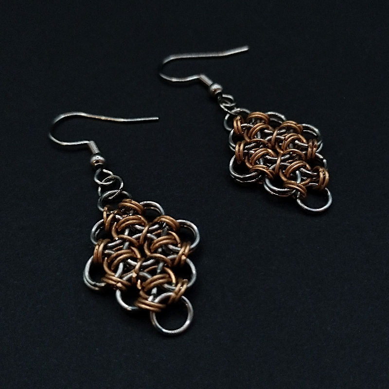 Zweifarbige Edelstahl-Bronze Ohrringe mit polierter Oberfläche und warmen Bronzeakzenten