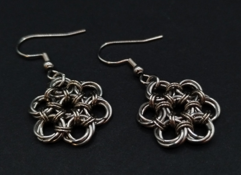 Minimalistische Edelstahl Ohrringe, handgefertigt und hautfreundlich für empfindliche Haut.