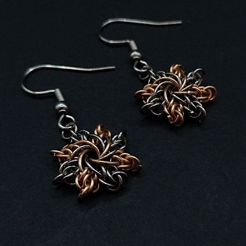 Zweifarbige Edelstahl-Bronze Ohrringe mit polierter Oberfläche und warmen Bronzeakzenten